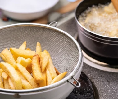 Dodaj do frytek przed smażeniem. Będą złociste, idealnie chrupiące i nie wchłoną tłuszczu  