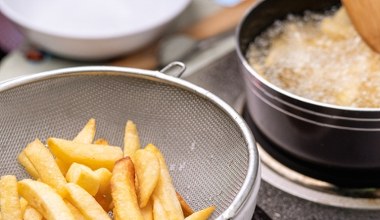 Dodaj do frytek przed smażeniem. Będą złociste, idealnie chrupiące i nie wchłoną tłuszczu  