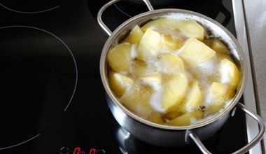 Dodaj do garnka z ziemniakami jedną łyżkę. Szybciej się ugotują i będą lepsze w smaku