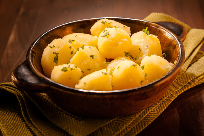 Dodaj do gotowania swoje ulubione zioła - ziemniaki będą mieć wspaniały aromat /123RF/PICSEL