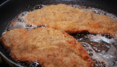 Dodaj do mleka i mocz schabowe przed smażeniem. Kotlety są kruche, soczyste, rozpływają w się ustach