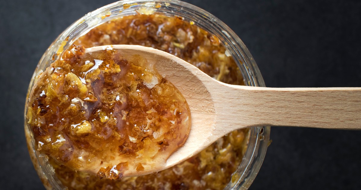 Dodaj do wody i pij na zdrowie. Propolis to zapomniany eliksir z ula, który przywraca równowagę /123RF/PICSEL