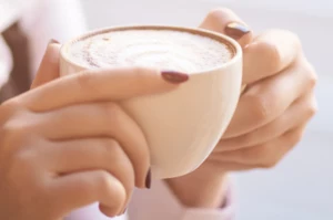 Adicione -o à água, suco e leite e ele funciona como café. Também afeta o coração e a condição dos ossos