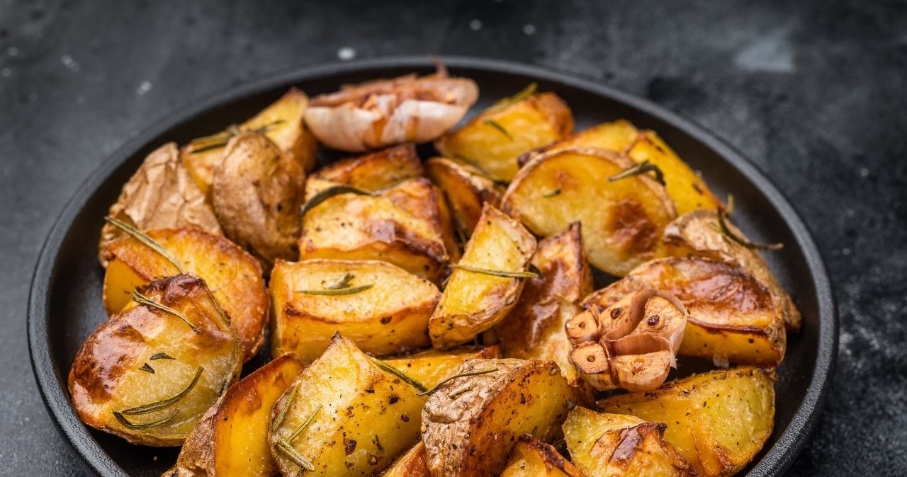Dodaj do ziemniaków, zanim włożysz je do piekarnika. Skórka zawsze wyjdzie chrupiąca /Vladimir Mironbov /Canva Pro