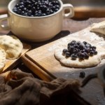 Dodaj jeden sekretny składnik do ciasta na pierogi z jagodami. Nigdy więcej nie stwardnieje