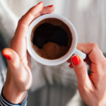 Dodaj kilka kropel do kawy. Podkręcisz metabolizm, schudniesz i wzmocnisz odporność