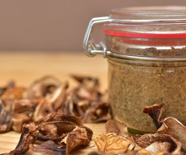 Dodaj łyżeczkę do ciepłej wody i pij na czczo. Rozruszasz jelita i ochronisz stłuszczoną wątrobę