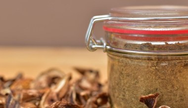 Dodaj łyżeczkę do ciepłej wody i pij na czczo. Rozruszasz jelita i ochronisz stłuszczoną wątrobę