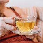 Dodaj łyżeczkę do ciepłej wody. Naturalny trik z Azji na "rozbudzenie" jelit 