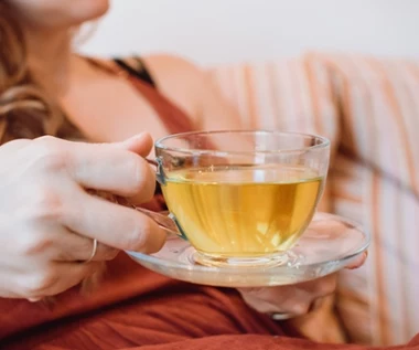 Dodaj łyżeczkę do ciepłej wody. Naturalny trik z Azji na "rozbudzenie" jelit 