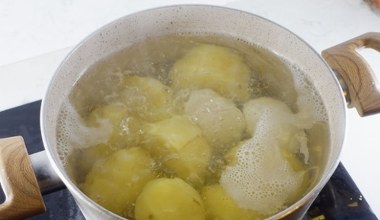 Dodaj łyżeczkę do gotujących się ziemniaków. Smakują wybornie i nie są obciążeniem dla jelit 