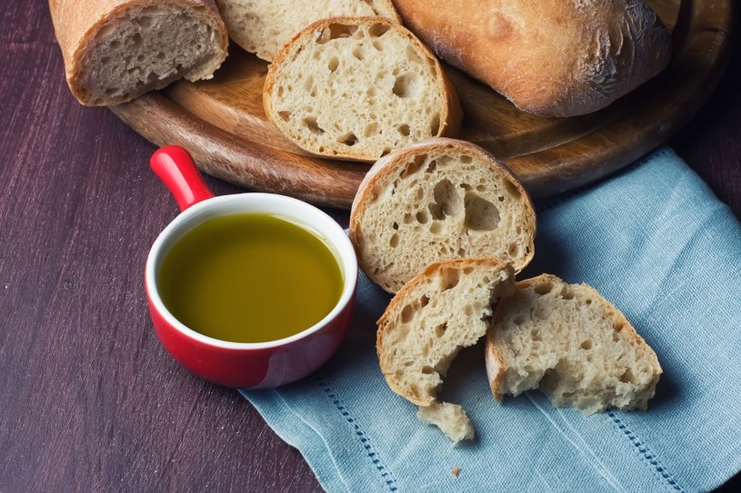 Bread olive oil. Стирато итальянский хлеб. Итальянский хлеб Серато. Оливковый хлеб. Сообщение про итальянский хлеб.
