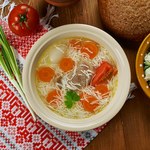Dodaj odpowiednie przyprawy do zupy. Będzie zdrowa i aromatyczna
