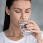 woda z cytryną Dodaj szczyptę do wody i wypij rano. Jelita będą wdzięczne