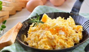 Dodaj to do jajecznicy. Wyjdzie puszysta i smaczna, jak nigdy wcześniej 