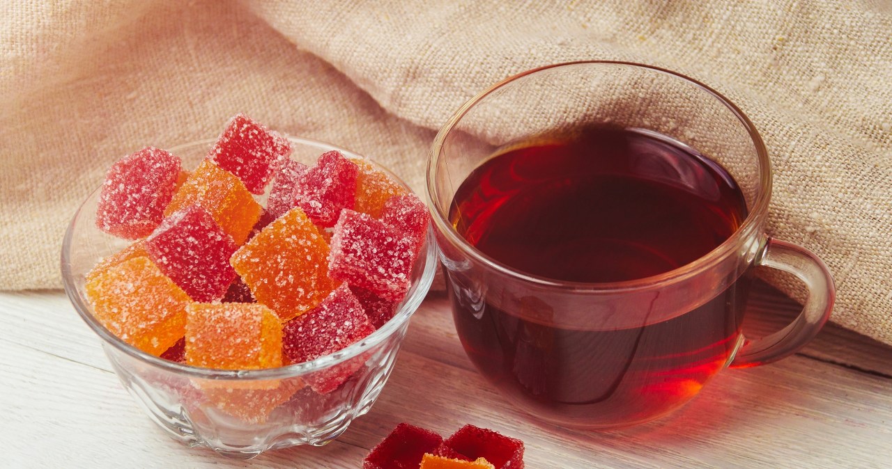Dodaj żelatynę do herbaty z hibiskusa. Takie galaretki to przekąska, która odmładza /123RF/PICSEL