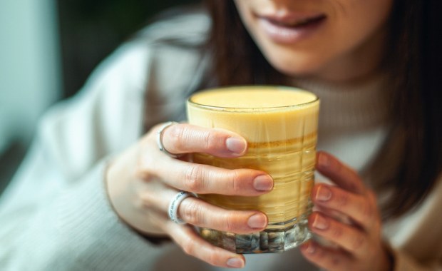 Dodaj "złote mleko" do kawy. Ciało szybko ci podziękuje