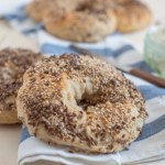 Dodają energii, sycą na dłużej i stabilizują cukier. Na śniadanie lub kolację jedz pełnoziarniste bajgle