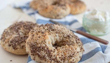 Dodają energii, sycą na dłużej i stabilizują cukier. Na śniadanie lub kolację jedz pełnoziarniste bajgle