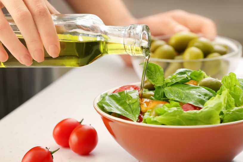 Dodając do potraw nieco oliwy naturalnie obniżysz cholesterol i wspomożesz regenerację organizmu /123RF/PICSEL
