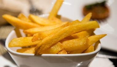 Dodaję 1 łyżeczkę tego produktu. Dzięki temu frytki są chrupiące i złociste