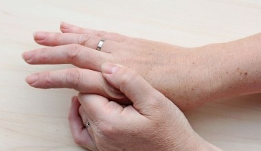 Dodaję do zupy, a resztę mieszam z cytryną i smaruję dłonie. Przebarwienia znikają 