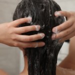 Dodaje po kilka kropel do szamponu. Moje włosy są gęste i lśniące jak lustro