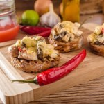bułki Dodaję pokrojone chili do pieczarek i kurczaka. Ten trik na chrupiące grzanki gyros nigdy nie zawodzi