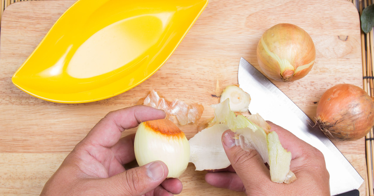 Dodajesz surową cebulę do sałatki jarzynowej? Potrawa może przesiąknąć nieprzyjemnym zapachem! /123RF/PICSEL