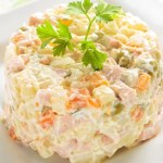 Dodajesz to do sałatki jarzynowej? To dlatego tak szybko się psuje