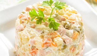 Dodajesz to do sałatki jarzynowej? To dlatego tak szybko się psuje 