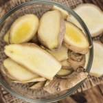 Dodajesz zwykle do herbaty, a powinieneś też do kawy. Tak działa kawa z imbirem