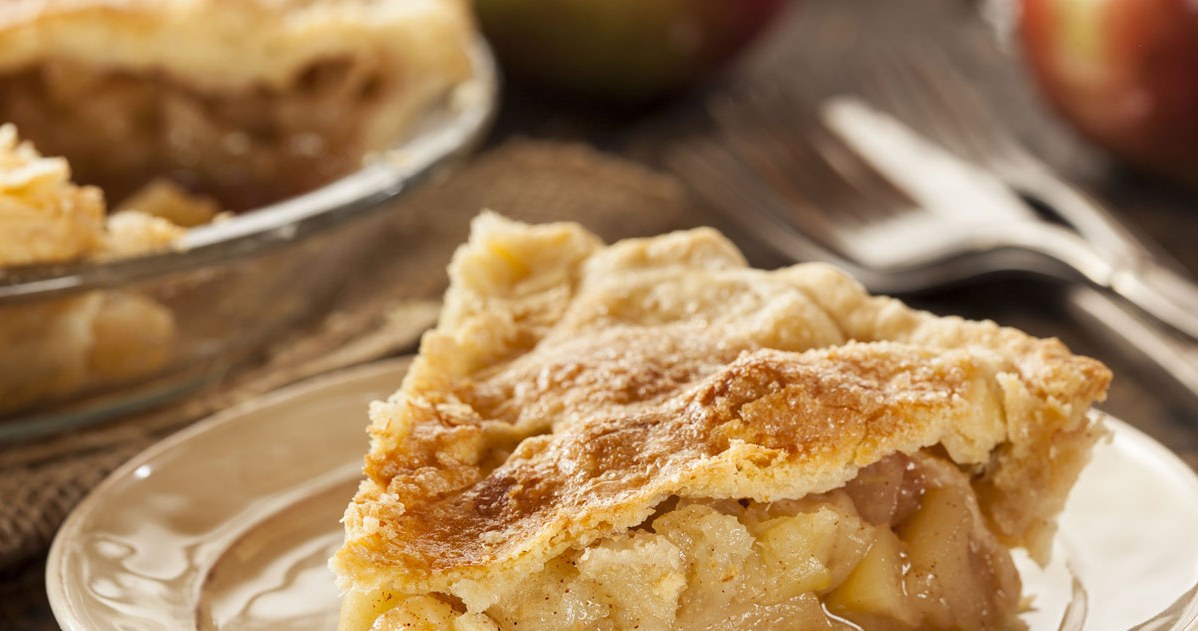 Dodanie mąki ziemniaczanej do owoców, sprawi, że nie wypłyną podczas pieczenia