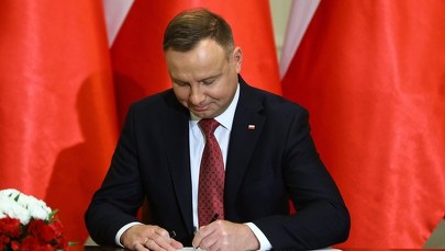 Dodatki dla medyków skierowanych do walki z Covid-19. Prezydent podpisał ustawę