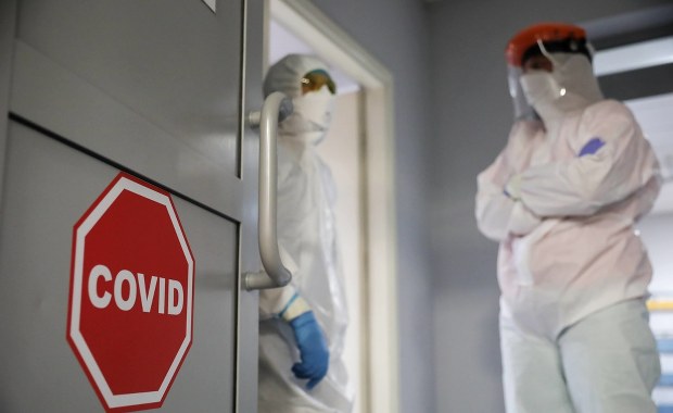 Dodatki dla wszystkich lekarzy walczących z Covid-19: Budząca emocje nowela doczekała się publikacji