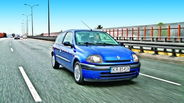 125 tys. km Renault Clio II 1.2 16V (2001) magazynauto