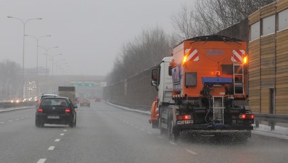 Dodatkowe 42 posypywarki pracują na mostach, wiaduktach i stromych ulicach