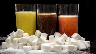 Dodatkowe opłaty od słodzonych napojów i "małpek". Rząd przyjął projekt ustawy