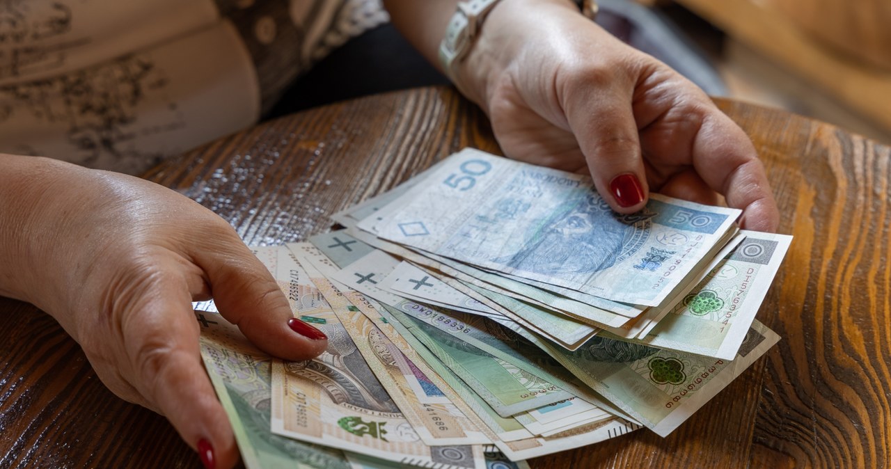 ​Dodatkowe pieniądze dla seniorów? Kto będzie mógł liczyć na przelew? /ARKADIUSZ ZIOLEK /East News