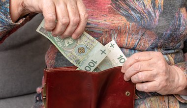 Dodatkowe pieniądze dla seniorów. W marcu na konto tych osób wpłynie aż 350 zł 