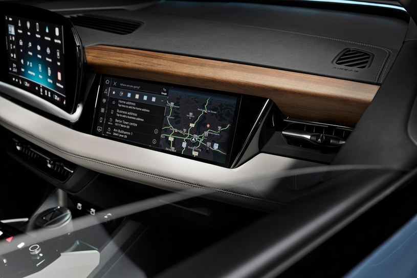 Dodatkowy ekran w Audi Q6 e-tron wygląda jakby został doczepiony na siłę /materiały prasowe
