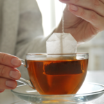 Dodawaj do herbaty zamiast cytryny. Zwalczysz bakterie, wspomożesz serce, ochronisz wątrobę