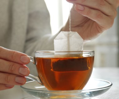 Dodawaj do herbaty zamiast cytryny. Zwalczysz bakterie, wspomożesz serce, ochronisz wątrobę