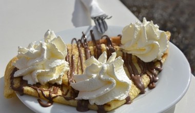 Додайте це, коли збиваєте вершки. Вони виходять густі та ніколи не згортаються