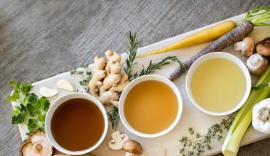 Додайте одну чайну ложку до бульйону. Він стане золотисто-коричневим і прискорить травлення