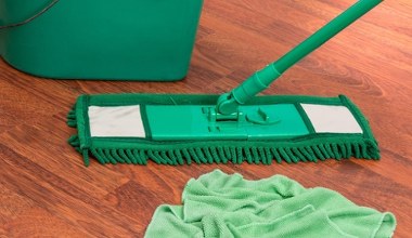 Додайте трохи у відро з водою. Підлога буде бездоганно чистою, без розводів та плям