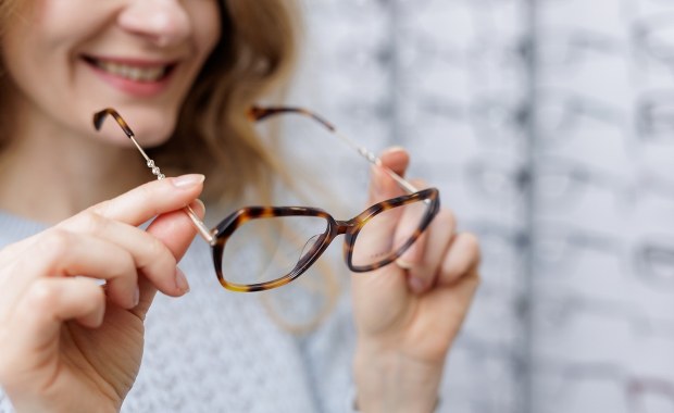 Dofinansowanie NFZ na okulary i soczewki. Kto może otrzymać pieniądze?