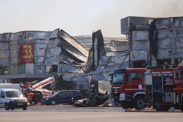 Dogaszanie pożaru centrum handlowego przy ul. Marywilskiej 44 w Warszawie /Leszek Szymański /PAP