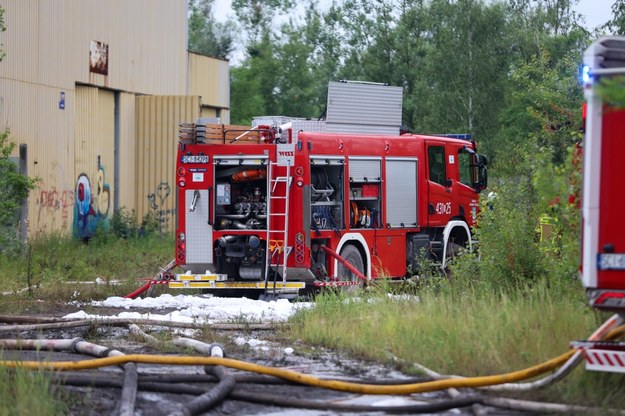 Dogaszanie pożaru dawnej lokomotywowni, która należała do zlikwidowanej kopalni Morcinek w Kaczycach /Zbigniew Meissner /PAP