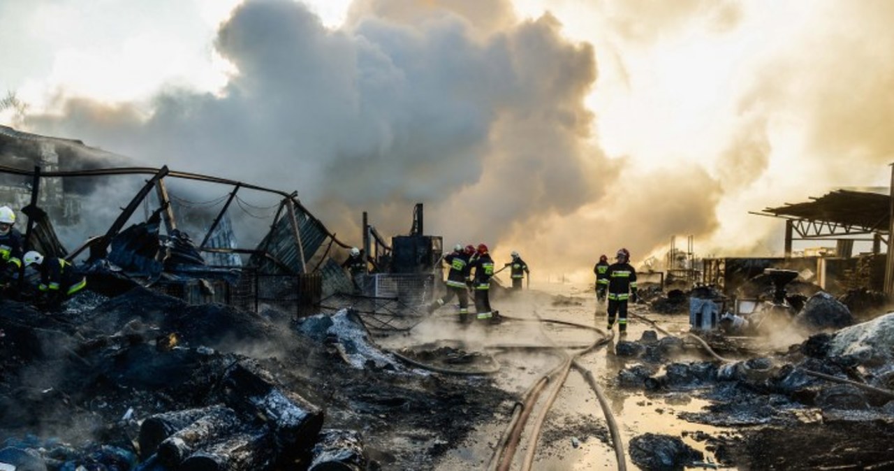 Dogaszanie pożaru w Markach pod Warszawą